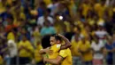 Penyerang Brazil Ricardo Oliveira (kanan) melakukan selebrasi bersama willian setelah mencetak gol ke gawang Venezuela di Stadion Fortaleza , Brasil, Rabu (14/10/2015).  Brasil menang dengan skor 3-1. (REUTERS/Paulo Whitaker)