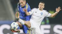 Penyerang Dynamo Kiev, Junior Moraes (kanan) berjibaku untuk berebut bola dengan pemain Maccabi Tel Aviv, Carlos Garcia, pada laga Grup G Liga Champions 2015-2016, di Stadion Olimpiade Kiev, Ukraina (9/12/2015). Kiev bakal menghadapi Manchester City pada 