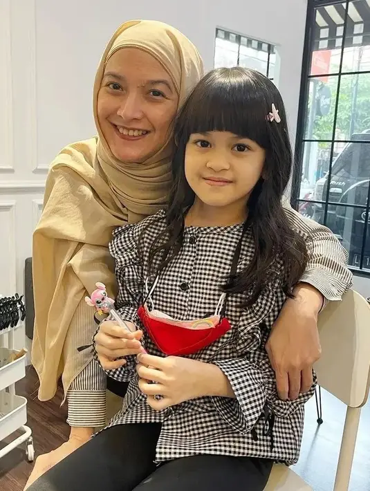 <p>Kedekatan Andhara Early dengan sang putri juga diperlihatkan di media sosial. Kini suai anak yang bernama Ghamila itu sudah genap 7 tahun. [Foto: instagram.com/andharaearly]</p>