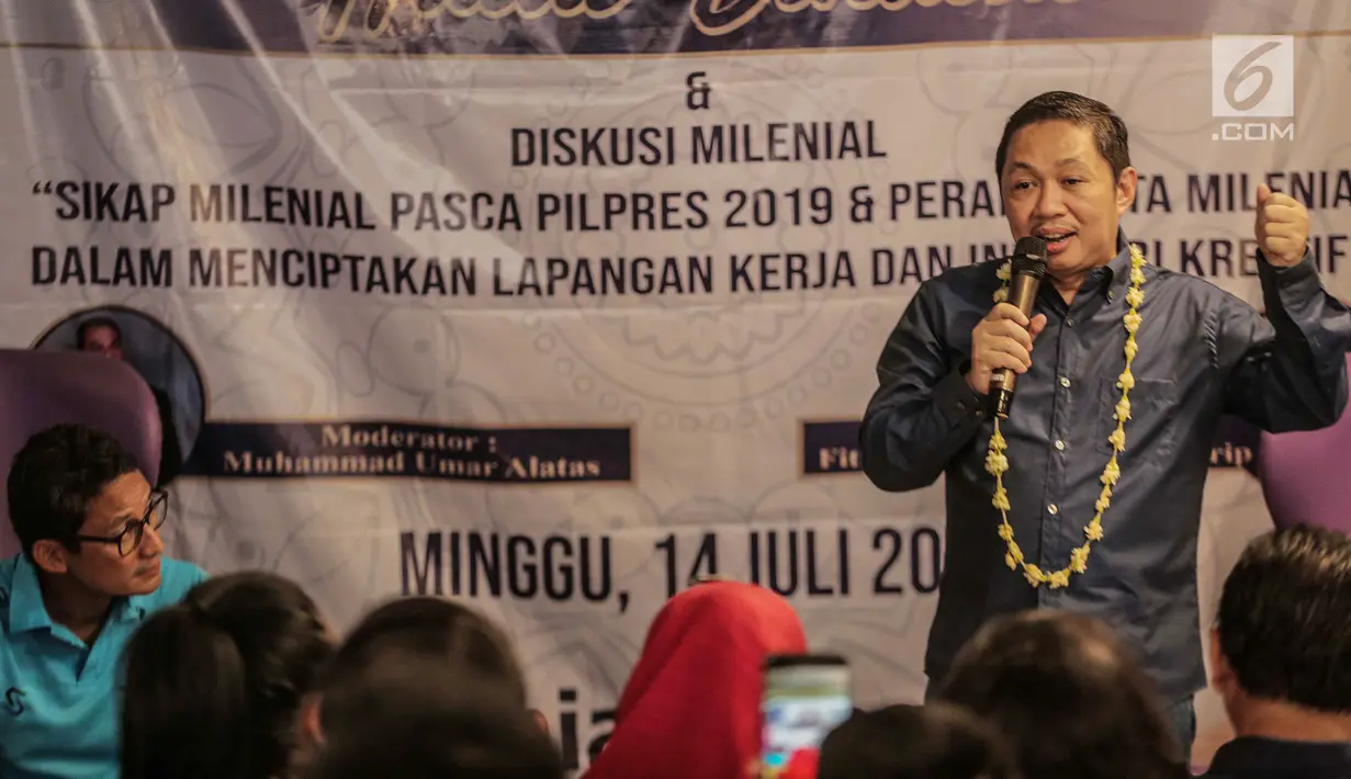Pendiri Garbi Anis Matta (kanan) didampingi Sandiaga Uno saat berbicara dalam acara diskusi milenial di kawasan Jakarta, Minggu (14/7/2019). Anis mengapresiasi Sandiaga yang bisa move on dan tetap berjuang setelah kalah dalam pemilu. (Liputan6.com/Faizal Fanani)