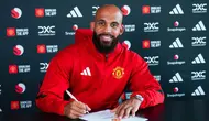 Bryan Mbeumo ketika meneken kontrak sebagai pemain baru Manchester United mulai musim 2025/2026 (Dok. Official Manchester United)