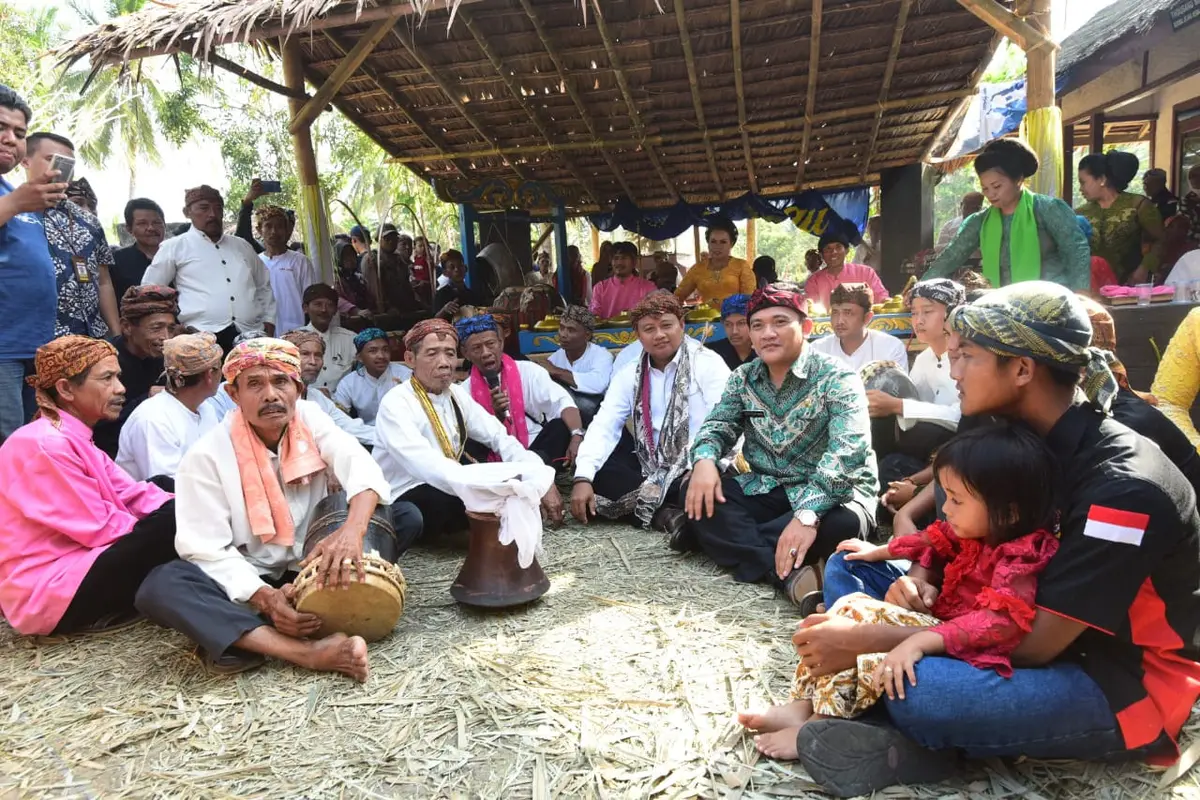 Wakil Gubernur Jabar Uu Ruzhanul Ulum saat menghadiri upacara adat Nyuguh di Kampung Adat Kuta