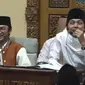 Gus Iqdam dan Gus Azmi tertawa mendengar pengakuan Mama Leli yang ingin memeluk Gus Iqdam (Tangkap Layar YouTube Hamham Uye/Khazim Mahrur)