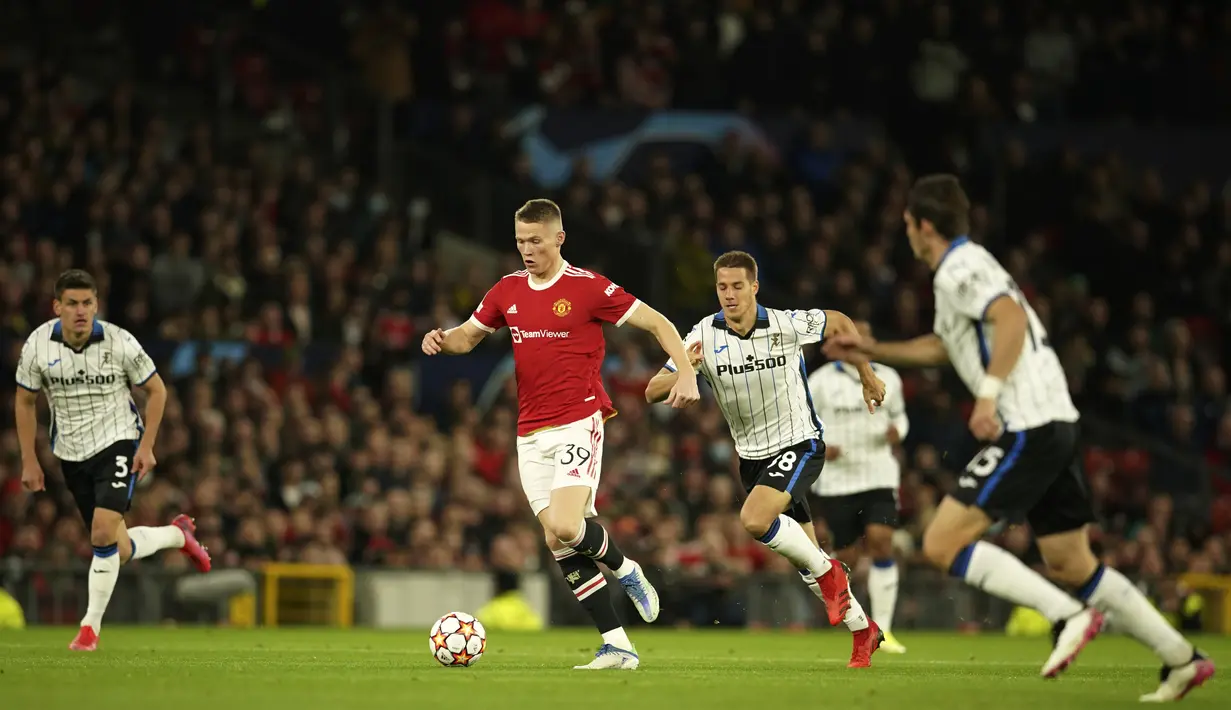 Gelandang Manchester United, Scott McTominay membawa bola saat bertanding melawan Atalanta pada pertandingan lanjutan Grup F Liga Champions di Old Trafford, Inggris, Kamis (21/10/2021). MU menang tipis atas Atalanta 3-2. (AP Photo/Dave Thompson)