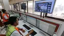 Petugas mengoperasikan Automatic Stacking Crane (ASC) dalam ruang  kontrol dan teknik Indonesia Port Corporation (IPC), Tanjung Priok, Jakarta, Rabu (17/6/2015). (Liputan6.com/Faizal Fanani)