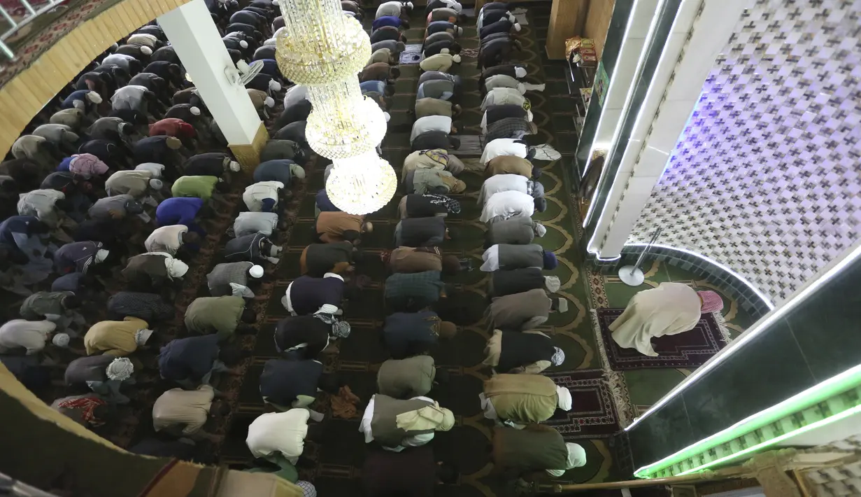 Umat muslim melaksanakan salat berjemaah pada hari pertama bulan Ramadan di sebuah masjid di Kabul, Afghanistan, Jumat (24/4/2020). Mereka melaksanakan salat di tengah kekhawatiran akan penularan virus corona COVID-19. (AP Photo/Rahmat Gul)