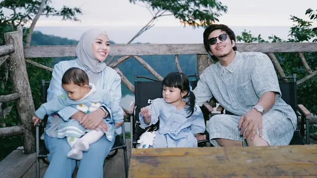 Aurel Hermansyah dengan Celana Jeans