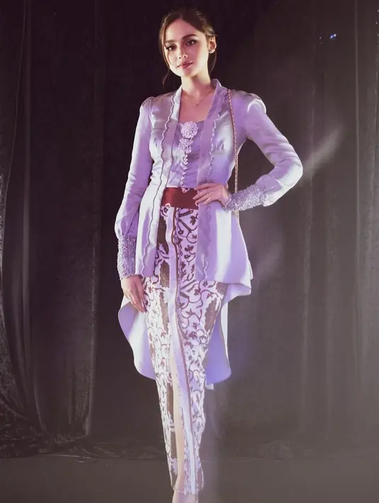 Penampilannya semakin anggun lantaran Syifa Hadju menambahkan perhiasan kalung hingga anting [Instagram/syifahadju]