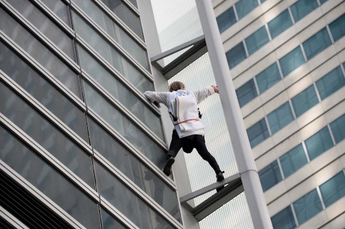 Aksi Alain Robert panjat gedung 185 meter tanpa pengaman