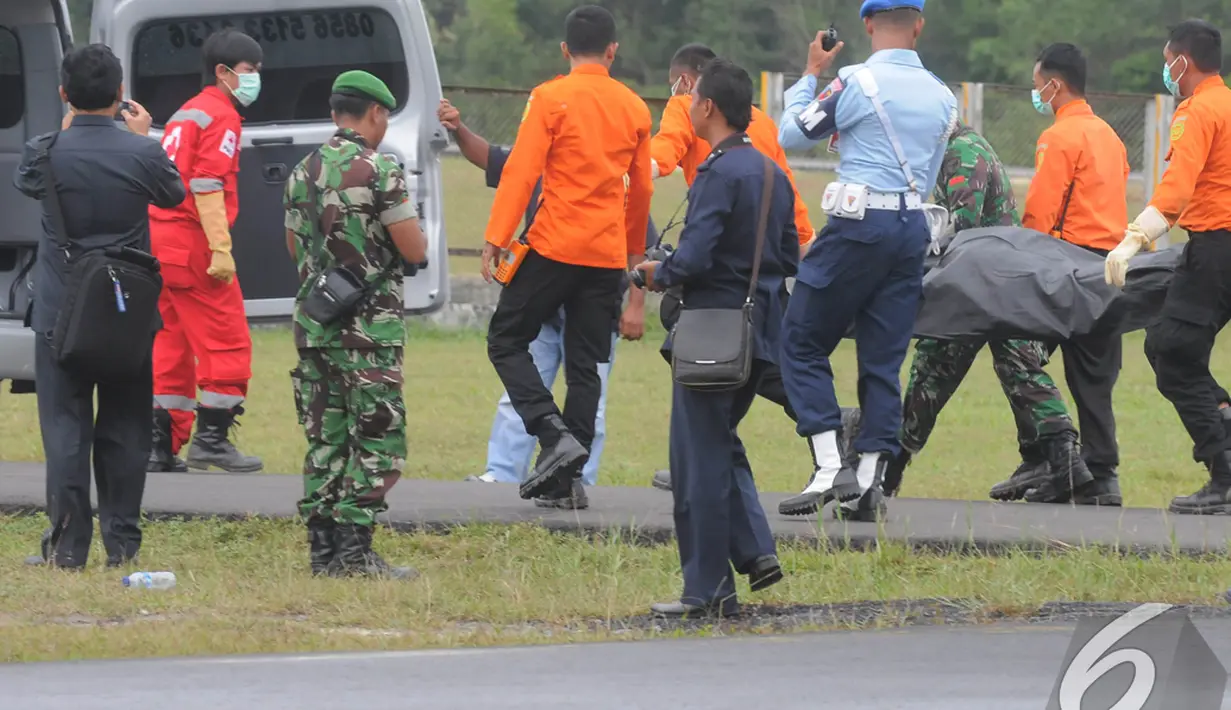 Jenazah tersebut ditemukan oleh KRI Banda Aceh, sehingga total jenazah yang ditemukan sampai hari ini, Rabu (8/1/2015) 41 jenazah, Lanud Iskandar, Pangkalan Bun, Kalteng. (Liputan6.com/Herman Zakharia)