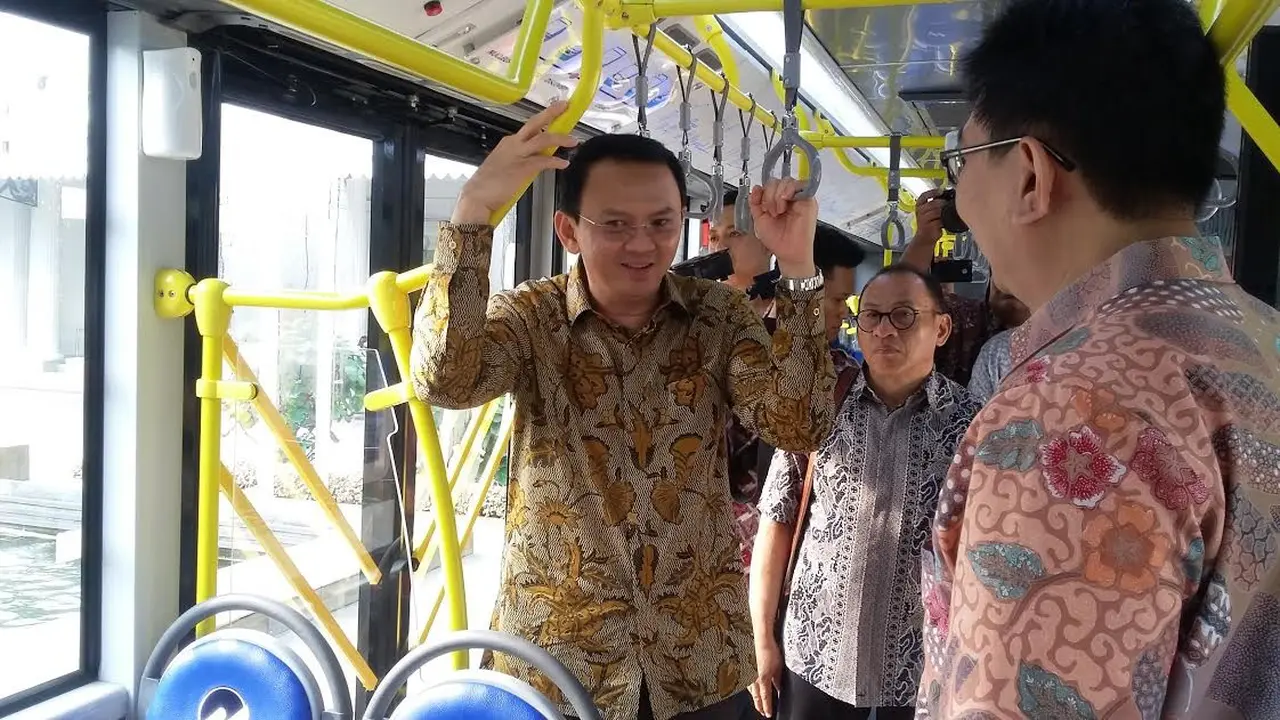 Ahok menaiki bus Transjakarta