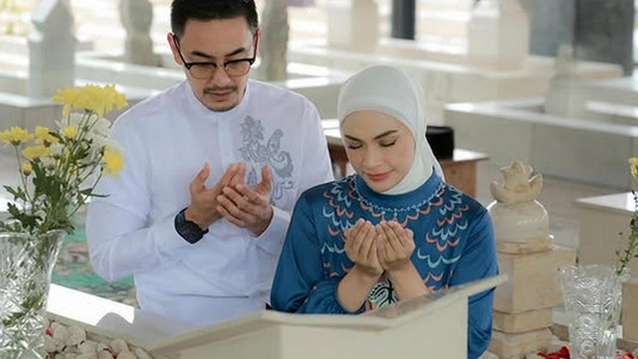 Potret Putri Zulkifli Hasan Ziarah ke Makam Ayah Zumi Zola di Jambi, Netizen Salfok Pemakamannya Bagus Sekali
