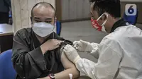 Seorang biksu saat menerima vaksinasi Covid-19 di Balai Yos Sudarso, Kantor Wali Kota Jakarta Utara, Senin (15/3/2021). Vaksinasi Covid-19 diberikan sebagai upaya meningkatkan imunitas tubuh dan mencegah penyebaran Covid-19. (merdeka.com/Iqbal S. Nugroho)