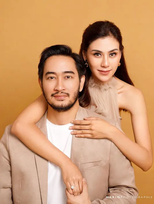 Sementara Jeje Govinda tampil semi formal dengan setelan jas nude, t-shirt, dan loafers hitam [@syahnazs]