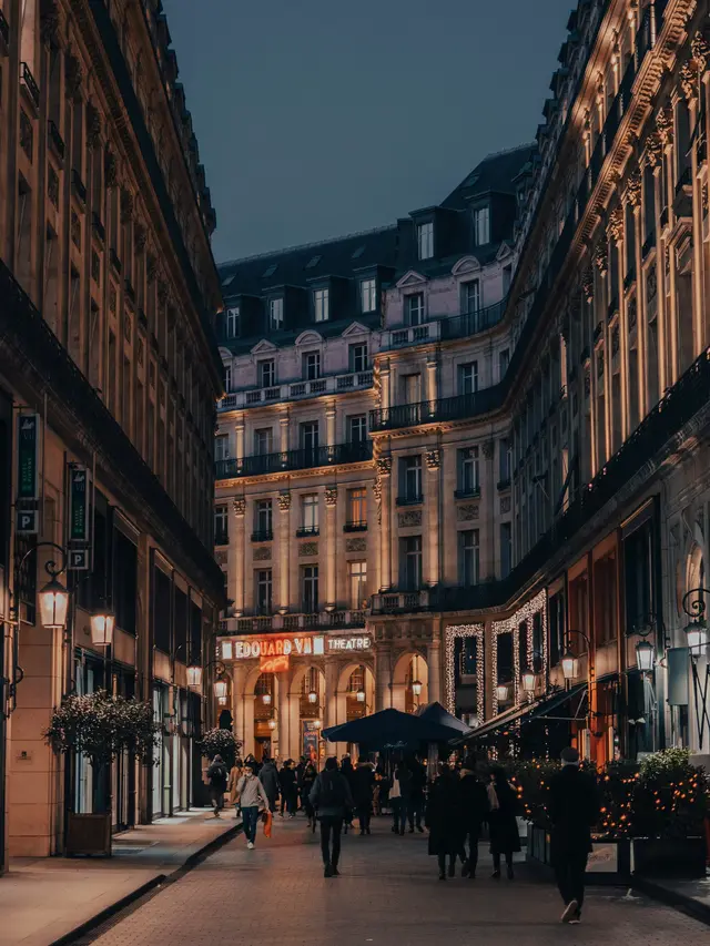 Ilustrasi suasana jalanan Paris pada malam hari.