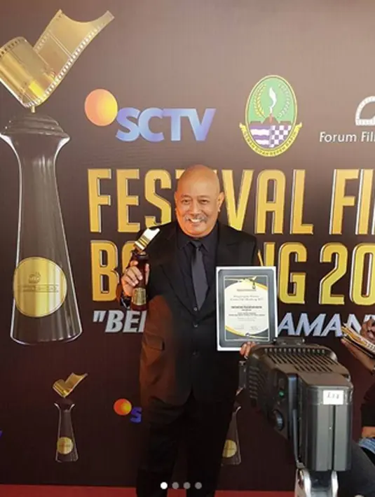 "Tanpa penghargaan pun saya tetap berkarya, berkarya aja. Seperti orang nafas. Tapi dengan adanya ini seperti cambuk, dihargai, dan bukan untuk saya," jelasnya. (Instagram/indrowarkop_asli)