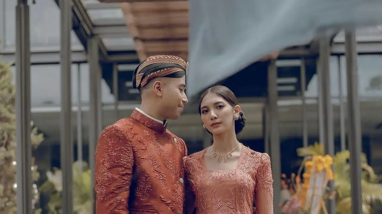 8 Gaya Lamaran Vidi Aldiano dan Sheila Dara, Menawan Berbusana Adat Jawa