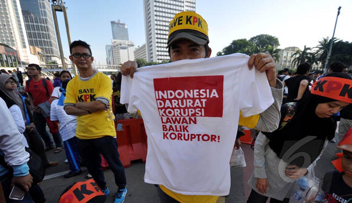 Ratusan massa pendukung perbaikan KPK-Polri berkumpul di Bundaran HI Jakarta, Minggu (22/2/2015). (Liputan6.com/Faizal Fanani)