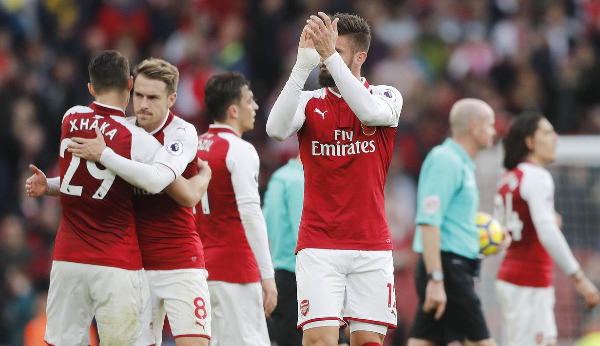 Para pemain Arsenal merayakan kemenangan atas Swansea City pada laga Premier League di Stadion Emirates, Sabtu (28/10/2017). Arsenal menang 2-1 atas Swansea City. (AP/Frank Augstein)