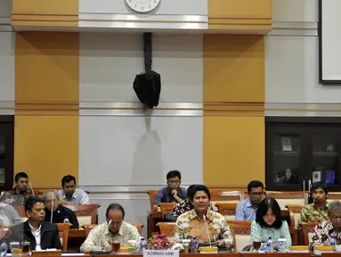 Suasana Komisi III DPR RI RDPU dengan PP Muhammadiyah, Komnas HAM dan Kontras di Kompleks Parlemen, Jakarta, Selasa (12/4). Rapat membahas meninggalnya Siyono karena diduga ada pelanggaran HAM yang dilakukan oleh BIN. (Liputan6.com/Johan Tallo)