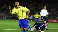 Ronaldo saat membela Timnas Brasil di Piala Dunia 2002. (Bola.com/Dok. FIFA)