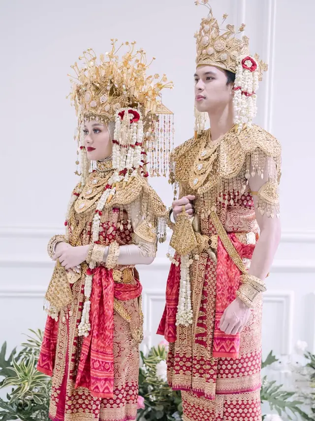 6 Gaya Pemotretan Dinda Hauw dan Rey Mbayang Pakai Baju Adat, Curi Perhatian