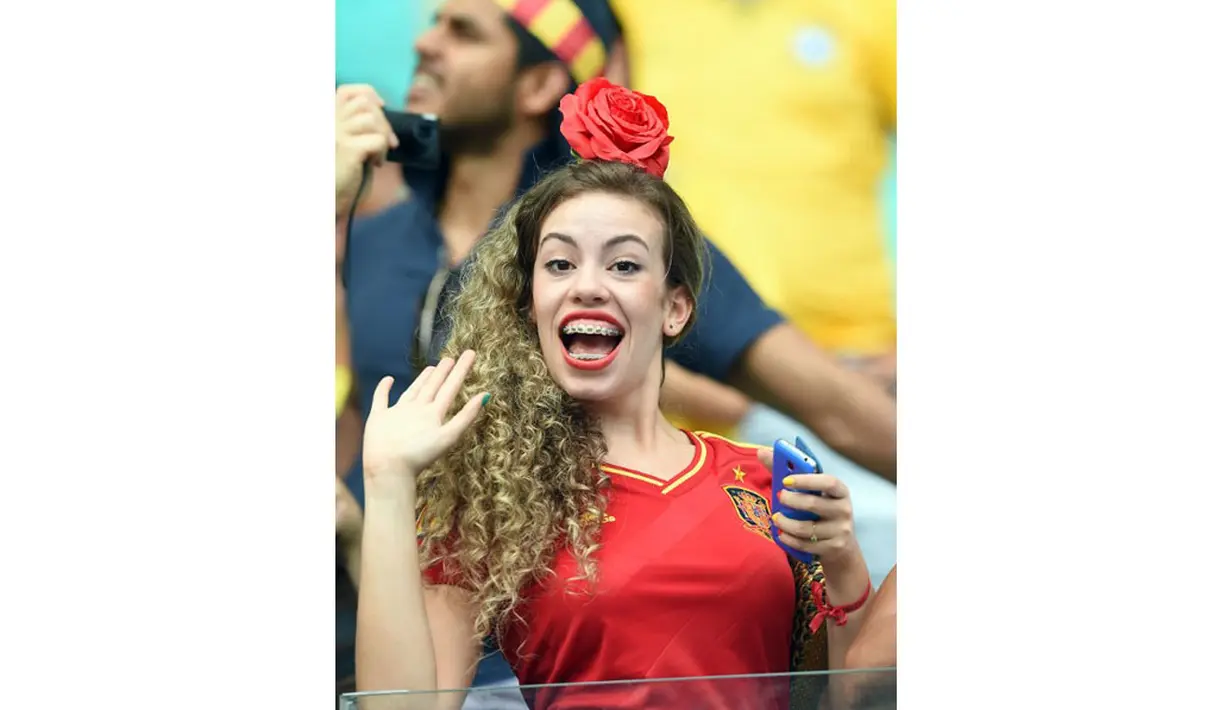 Senyum salah satu suporter Spanyol saat menyaksikan laga perdana Grup B Piala Dunia 2014 di Fonte Nova Arena, Salvador, Brasil, (14/6/2014). (AFP PHOTO/Emmanuel Dunand)