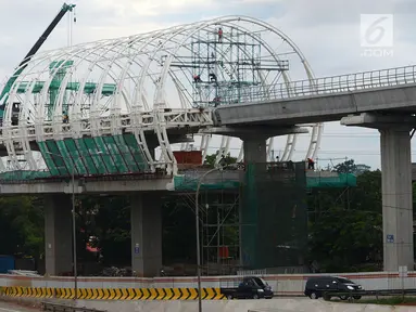 Pekerja mengerjakan proyek Halte Light Rail Train (LRT) Jakarta-Bogor-Depok-Bekasi (Jabodebek) di Jakarta Timur, Rabu (26/12). PT Adhi Karya Tbk tengah menyeselaikan detail engineering design proyek LRT Jabodebek tahap kedua. (Merdeka.com/Imam Buhori)