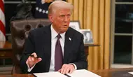 Presiden ke-47 AS Donald Trump menandatangani sejumlah perintah eksekutif setelah dilantik. (AFP)