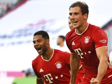 Pemain Bayern Munchen, Leon Goretzka, melakukan selebrasi usai membobol gawang Borussia Moenchengladbach pada laga Bundesliga di Allianz Arena, Minggu (14/6/2020). Bayern Munchen menang 2-1 atas Borussia Moenchengladbach. (AP/Matthias Balk)