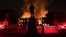 Kebakaran hebat melanda Museum Nasional Brasil yang berusia 200 tahun di Rio de Janeiro, Minggu (2/9). Selama beberapa tahun terakhir, museum ini mulai diabaikan dan kurangnya dana membuat kondisi gedung tidak terawat. (AP/Leo Correa)