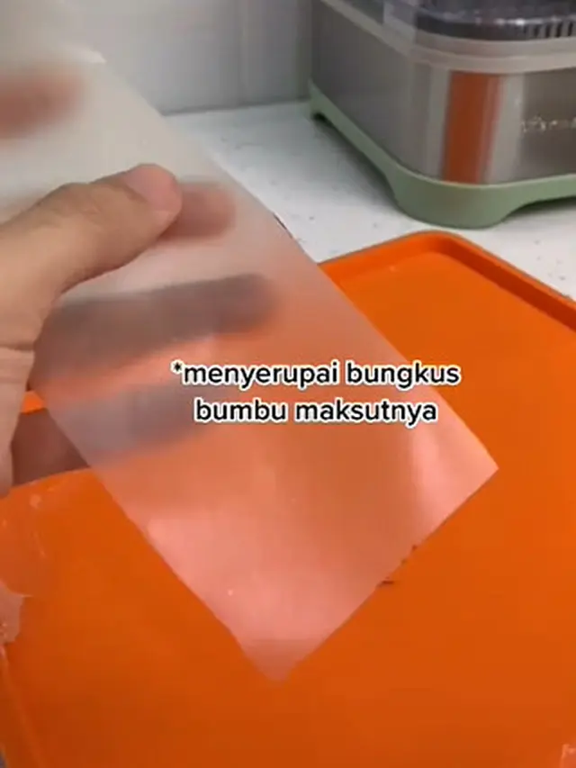 Keren, Pria Ini Buat Kemasan Bumbu Mi Instan Ramah Lingkungan yang Bisa Diseduh