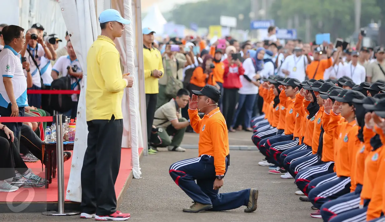 Salam penghormatan kepada Wakil Presiden Jusuf Kalla saat acara jalan sehat memperingati puncak Hari Kesehatan Nasional Ke-51 di Silang Monas, Jakarta, Minggu (6/12/2015). Acara tersebut dihadiri sebanyak 2000 peserta. (Liputan6.com/Faizal Fanani)