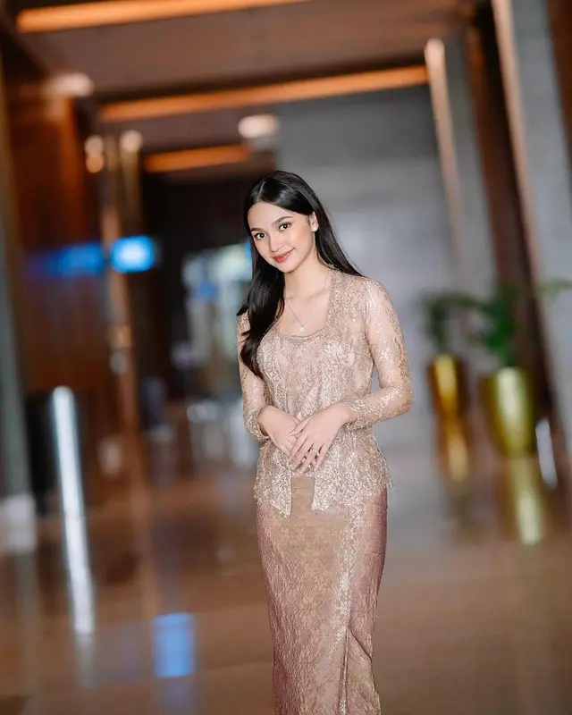 6 Potret anggun Sydney anak Cut Tari berkebaya saat wisuda SMA, bikin Ina Thomas ingin jadikan mantu