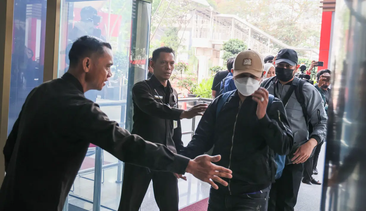Bupati Klaten Hamenang Wajar Ismoyo tiba di Gedung Merah Putih KPK, Jakarta Selatan, Jumat (16/10/2026), untuk menjalani pemeriksaan setelah terjaring OTT. KPK membawa sembilan orang dari Klaten ke Jakarta untuk pemeriksaan lebih lanjut. (officialkpkri)