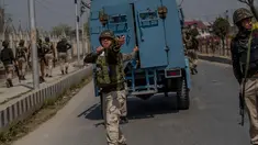 Seorang tentara paramiliter India menggunakan ketapel selama bentrok dengan pengunjuk rasa selama protes terhadap pembunuhan pemberontak di Srinagar, Kashmir yang dikuasai India, (1/4). (AP Photo / Dar Yasin)
