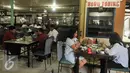Pengunjung menikmati makan siang makanan di lapo kawasan kuliner khas daerah, Senayan, Jakarta, Rabu (18/1). Tempat kuliner tersebut sudah berdiri hampir 25 tahun. (Liputan6.com/Yoppy Renato)