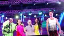 Selain sebagai pemeran, Chelsea Olivia juga tergabung dalam grup vokal BBB. Grup yang dibentuk oleh Melly Goeslaw itu beranggotakan, Raffi Ahmad, Dimas Beck, Ayushita, Chelsea Olivia Wijaya, dan Laudya Chintya Bella. Namun sayang pada malam itu Bella tidak bisa tampil. [Instagram/chelseaoliviaa]