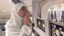 Buggy car atau mobil golf ini digunakan di rooftop Masjidil Haram, khusus di jalur lingkar tawaf. Awalnya hanya diperuntukkan bagi jemaah difabel dan lansia, tapi kini jemaah umum juga bisa mencobanya. Celine pun memilih cara ini untuk merasakan thawaf dengan nyaman. (Liputan6.com/IG/@celine_evangelista)