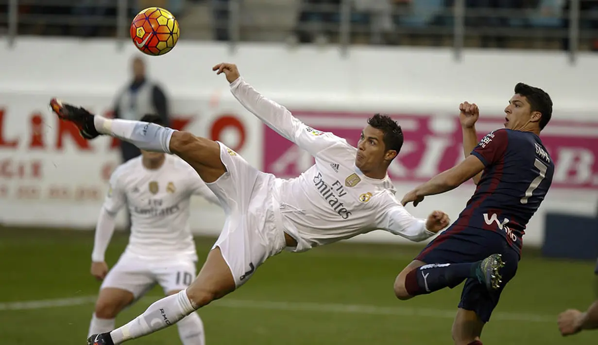 Pemain Real Madrid, Cristiano Ronaldo, melakukan tendangan salto saat melawan Eibar pada laga Liga Spanyol di Estadio Municipal de Ipurua, Spanyol, Minggu (29/11/2015). (Reuters/Joseba Etxaburu)