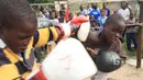 Anak-anak bertanding di sebuah ring tinju di Chitungwiza, Zimbabwe (11/4). Setiap akhir pekan anak laki-laki Zimbabwe bertanding tinju atau disebut Wafa Wafa dalam bahasa Shona setempat. (AP Photo / Tsvangirayi Mukwazhi)