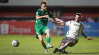 Pemain Persib Bandung, Nick Kuipers (kanan) berusaha merebut bola dari pemain PSS Sleman, Ze Valente saat laga pekan kelima BRI Liga 1 2022/2023 antara PSS Sleman melawan Persia Bandung di Stadion Maguwoharjo, Sleman, Jumat (19/08/2022). (Bola.com/Bagaskara Lazuardi)