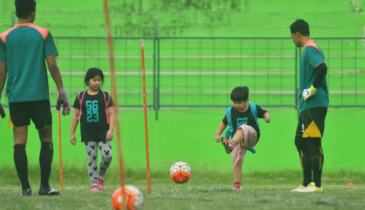 Kecerian tersendiri bagi Gavin dan Gwen untuk bisa ikut bermain saat sang ayah, Hamka Hamzah, sedang berlatih bersama Arema Cronus. (Bola.com/Iwan Setiawan)