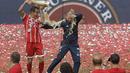 Manager Bayern, Kathleen Krueger terkena siraman Rafinha saat perayahan penyerahan trofi juara Bundesliga di Allianz Arena stadium, Munich, (20/5/2017).  Bayern menang 4-1. (AP/Matthias Schrader)