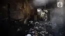 Petugas pemadam kebakaran melakukan pembasahan bioskop Grand Theater yang terbakar di Simpang Lima Senen, Jakarta, Jumat (9/10/2020). Unjuk rasa menentang disahkannya Omnibus Law UU Cipta Kerja berujung aksi anarkis merusak berbagai fasilitas umum pada Kamis malam (8/10). (merdeka.com/Dwi Narwoko)