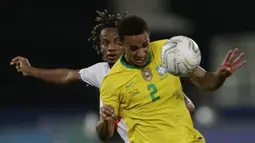 Bek timnas Brasil, Danilo dan gelandang Peru, Andre Carrillo berebut bola pada laga Copa America 2021 di stadion Nilton Santos, Jumat (18/6/2021). Brasil menang 4-0 atas Peru lewat gol Alex Sandro, Neymar, Everton Ribeiro dan Richarlison. (AP Photo/Silvia Izquierdo)