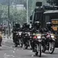 Pasukan Brimob menggunakan sepeda motor saat mengamankan bentrokan di kawasan Patung Kuda, Jakarta, Selasa (13/10/2020). Kepolisian mengerahkan pasukan Brimob Nusantara untuk mengamankan bentrokan saat aksi menolak UU Cipta Kerja. (merdeka.com/Iqbal S Nugroho)