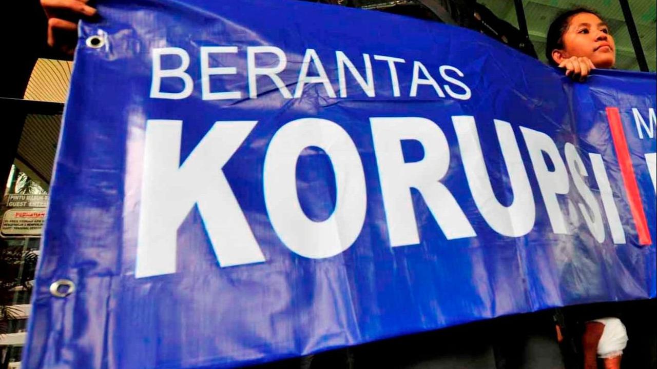Dia juga memerintahkan K selaku Pejabat Pelaksana Teknis Kegiatan (PPTK) dan MAS selaku Bendahara Pengeluaran untuk mengajukan ke Bank Riau.