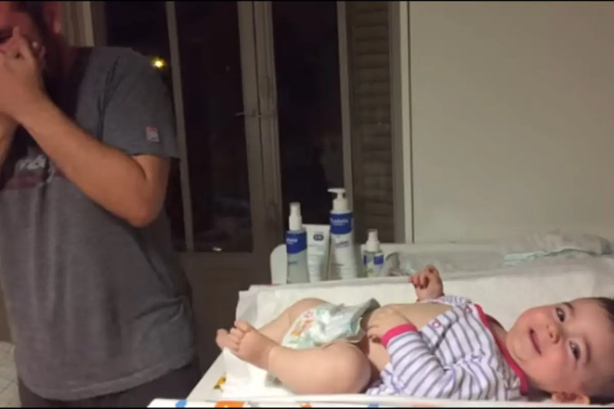 Mual Saat Ganti Popok, Bayi Mungil Malah Tertawa Lihat Ayahnya