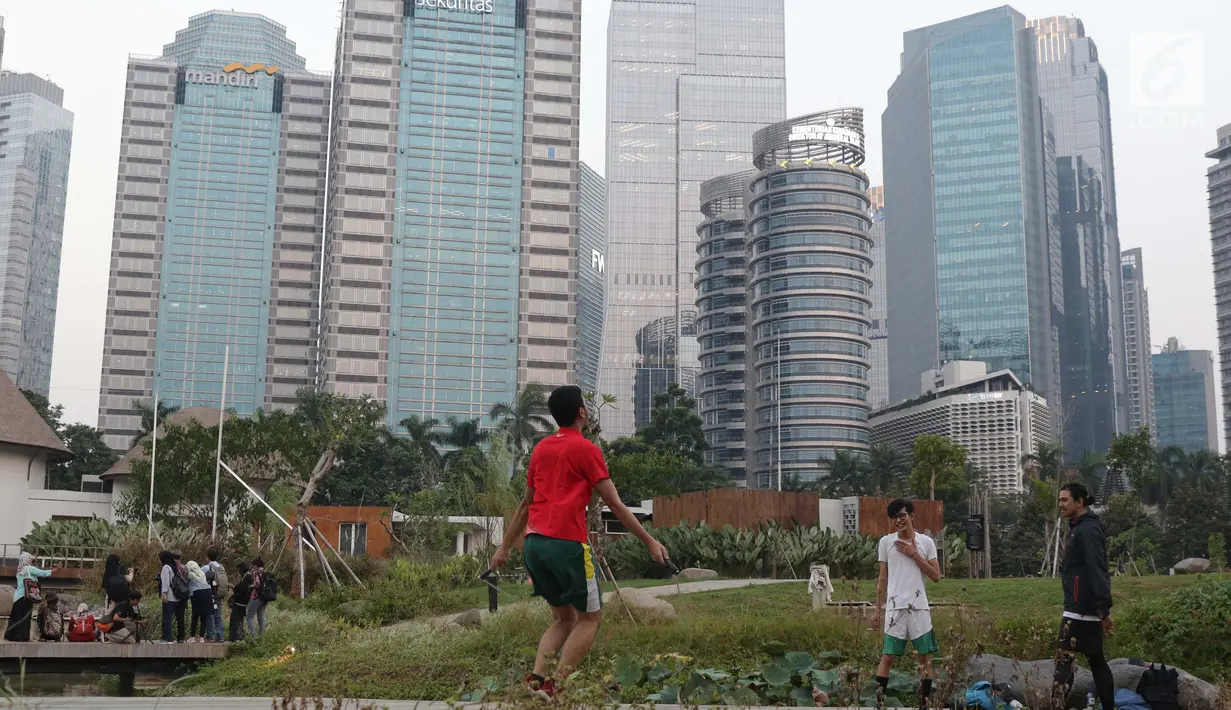 Warga berolahraga di area Hutan Kota Gelora Bung Karno, Jakarta, Kamis (20/6/2019). Sore hari banyak warga memanfaat waktu luang dengan berolahraga dan menyalurkan hobi fotografi di area Hutan Kota Gelora Bung Karno. (Liputan6.com/Helmi Fithriansyah)